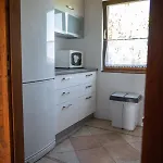 Apartma Med Vinogradi * 류토메르